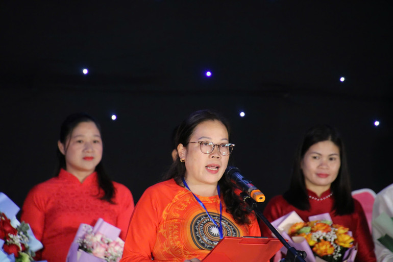 Đồng chí Hoàng Thi Dung, Phó Giám đốc Sở Văn hóa, Thể thao và Du lịch phát biểu khai mạc. img-3299-7684.jpeg