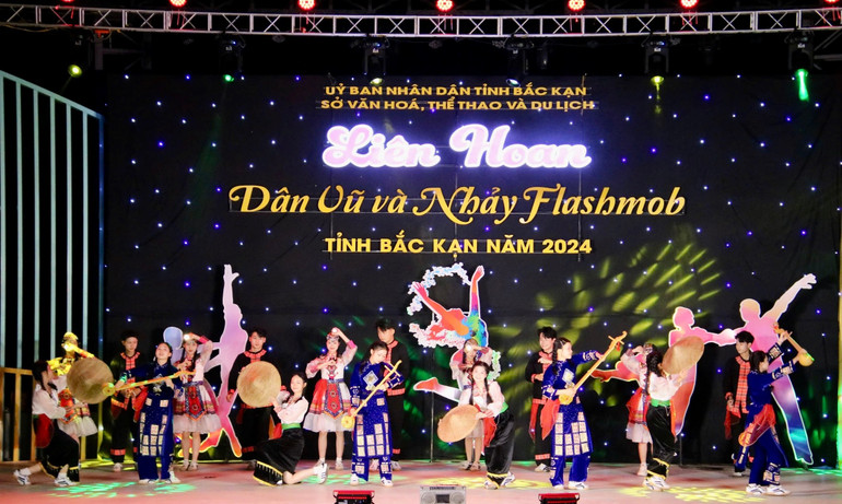 Tiết mục dân vũ “Sắc Xuân Vùng cao” do huyện Chợ Đồn biểu diễn. img-3298-7917.jpeg