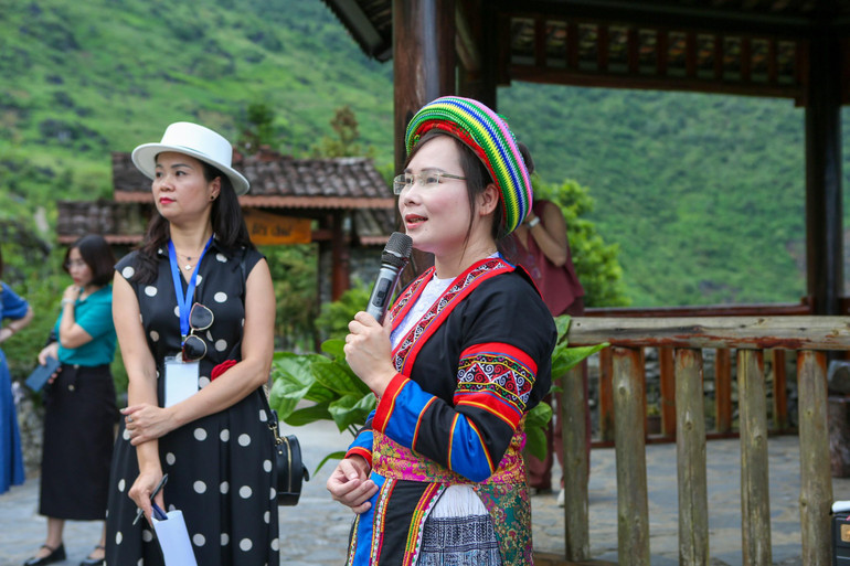 Thí sinh Nguyễn Thanh Lịch giới thiệu về Khu nghỉ dưỡng H’mong Village. HG5.jpg