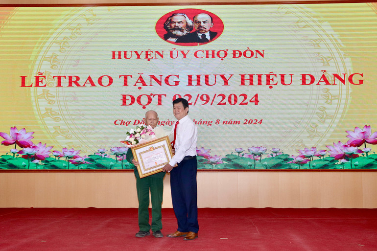 Đồng chí Hà Đức Tiến, Bí thư Huyện ủy trao Huy hiệu 75 tuổi Đảng cho đảng viên Triệu Xuân Thành, Đảng bộ xã Nam Cường. IMG_1006.jpeg