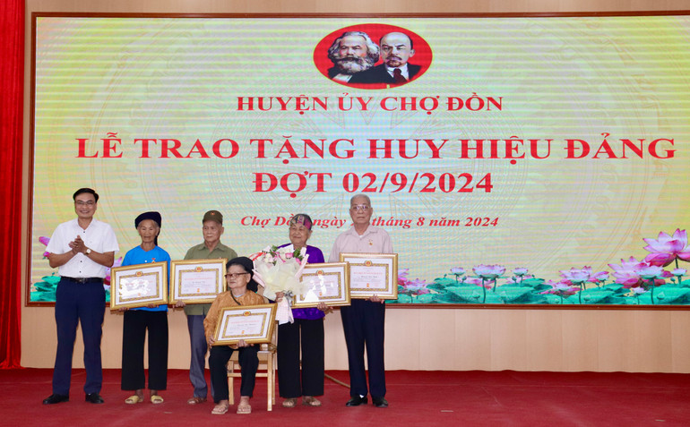 Lãnh đạo huyện Chợ Đồn trao Huy hiệu Đảng cho các đảng viên. IMG_1007.jpeg