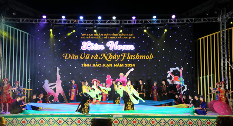 Tiết mục dân vũ “Nhảy sạp xòe hoa” Đoàn Bạch Thông. img-7032.jpg