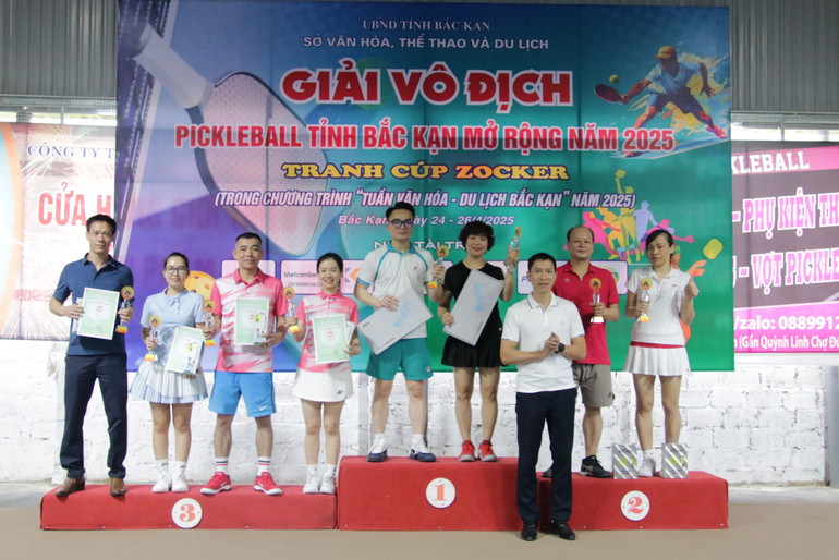 Trao giải nội dung đôi nam nữ phối hợp. img-9187.jpg
