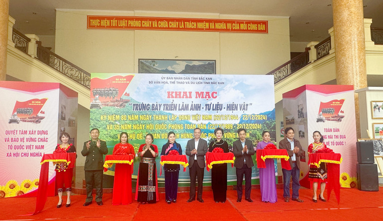 Đại biểu cắt băng khai mạc triển lãm. img-5975.jpg