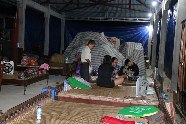 Những chiếc giường được kê sát nhau để làm chỗ ngủ cho 18 hộ dân tại đình chợ xã Đồng Lạc. IMG_1953.JPG