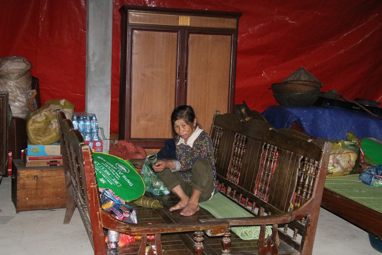 Chỗ ngủ của bà La Thị Thương là 2 chiếc ghế ghép lại. IMG_1942.JPG