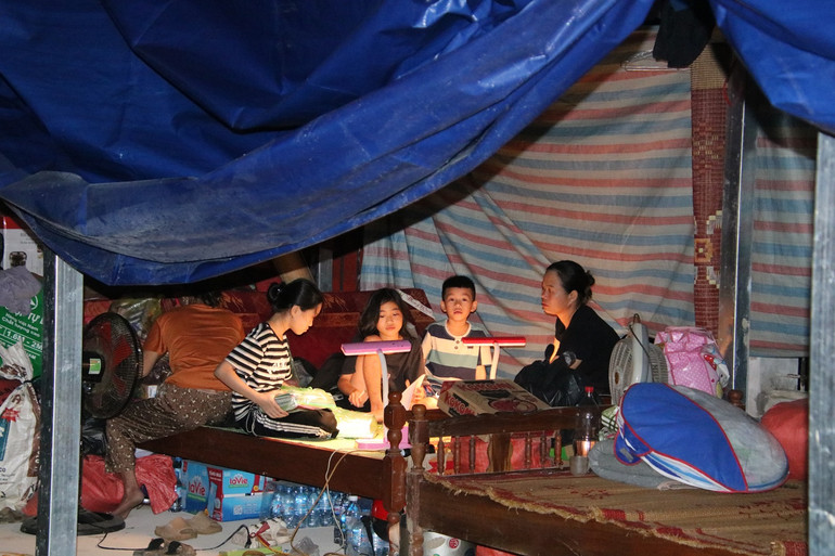 Việc học của các em học sinh trở nên khó khăn khi năm học mới vừa bắt đầu được ít ngày. IMG_1939.JPG