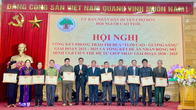 Trao Giấy khen của UBND huyện cho 11 cá nhân. 2234.jpg