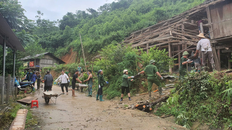 Lực lượng chức năng cùng bà con nhân dân hỗ trợ di dời nhà khỏi khu vực nguy cơ sạt lở cao tại xã Xuân Lạc. XL.jpg
