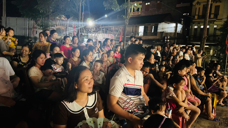ผู้คนจากเมืองเยนหลักและนารีมารับชมการแสดงของคณะศิลปะชาติพันธุ์ประจำจังหวัด img-5584.jpg