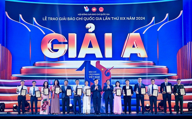 Trao giải A cho các tác giả. img-6068.jpg