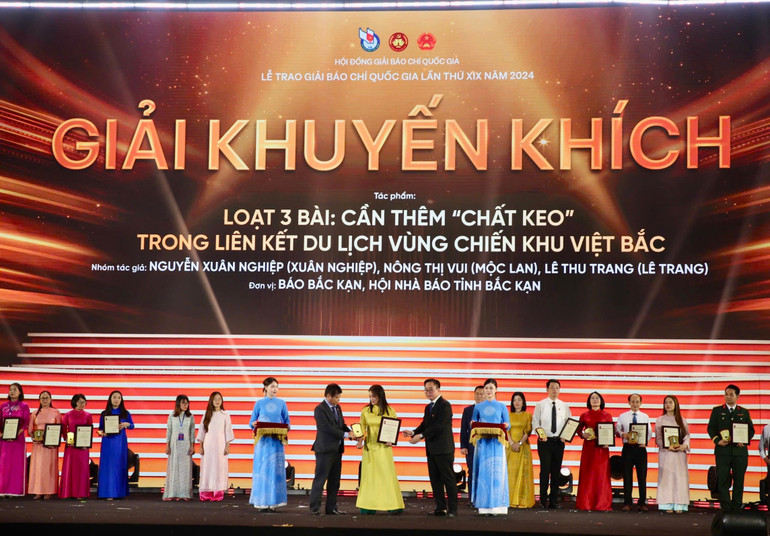Nhà báo Lê Thu Trang đại diện nhóm tác giả của Báo Bắc Kạn lên nhận giải. img-6061.jpg
