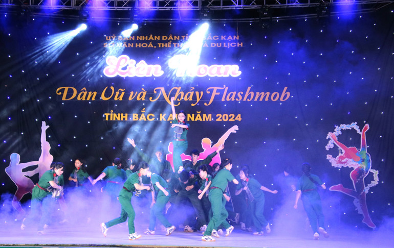 Tiết mục dân vũ “Đất nước trọn niềm vui” của Đoàn Na Rì. img-6846.jpg