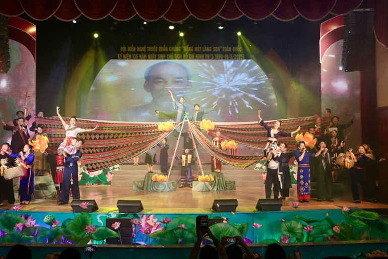 Actuación de la Compañía de Arte de Masas de la provincia de Bac Kan en el Festival 1.jpg