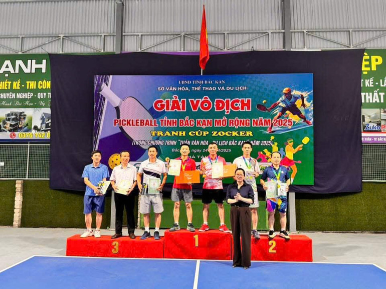 Trao giải đôi nam từ 40 đến 49 tuổi. 3-trao-giai.jpg