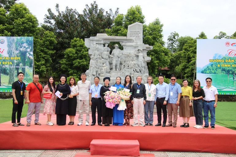 Ban Tổ chức, ban giám khảo, các thí sinh và đại biểu chụp ảnh lưu niệm. IMG_8225.JPG