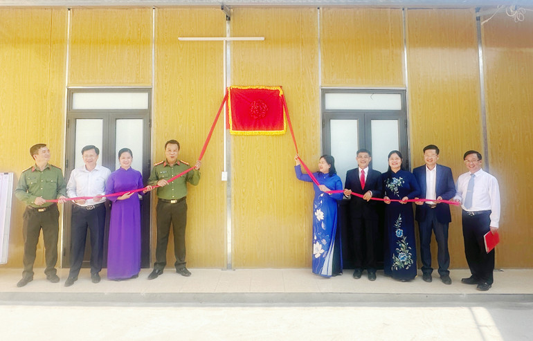 Khánh thành nhà công vụ giáo viên Trường THCS&THPT do cán bộ, chiến sĩ Công an tỉnh cùng các nhà hảo tâm tài trợ. img-5398.jpg