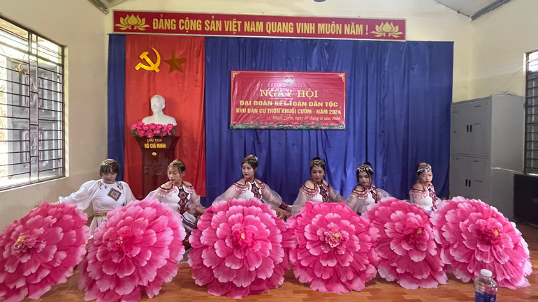 Các tiết mục văn nghệ do bà con thôn Khuổi Cưởm biểu diễn. img-4332.jpg