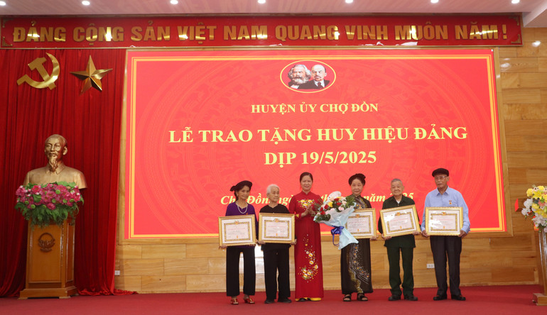 Comrade Ma Thi Na, Standing Deputy Secretary of the District Party Committee, awarded the 60-year Party membership badge to party members. img-5034.jpg