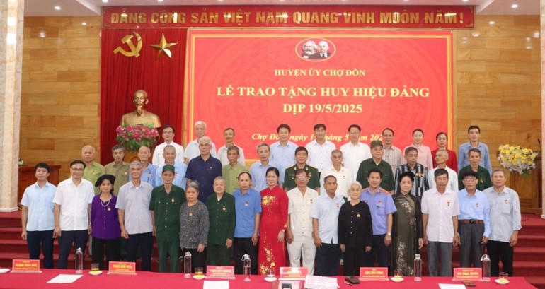 Delegates take souvenir photos. chuo-anh-luu-niem.jpg
