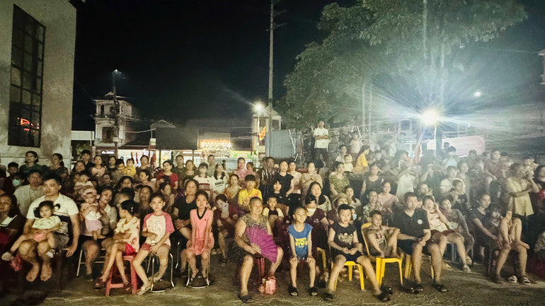 การแสดงของคณะนาฏศิลป์ชาติพันธุ์ประจำจังหวัดดึงดูดผู้คนให้เข้ามาชมและให้กำลังใจ img-5373.jpg