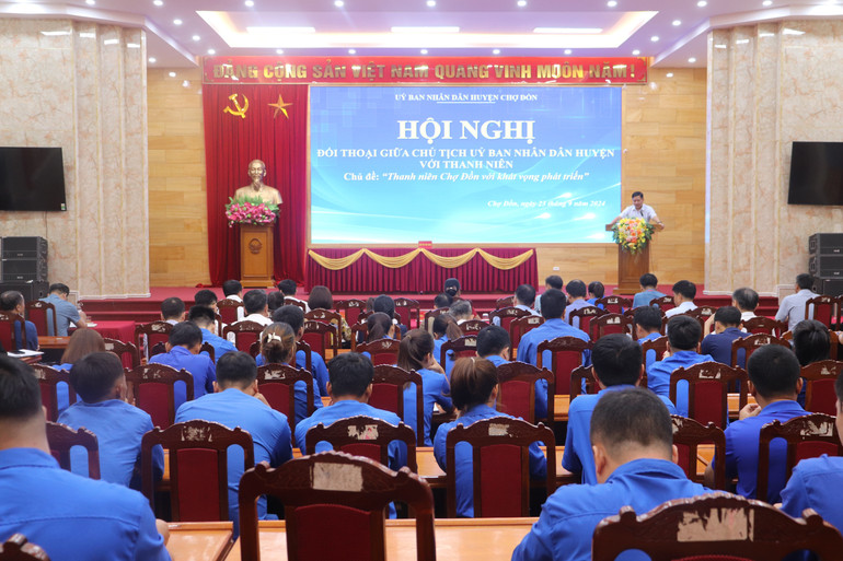 Đồng chí Triệu Huy Chung, Chủ tịch UBND huyện tiếp thu, trả lời. CD3.JPG