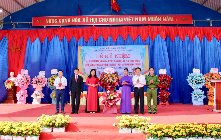 Lãnh đạo huyện Chợ Đồn tặng hoa chúc mừng các thầy cô giáo. img-7465.jpg