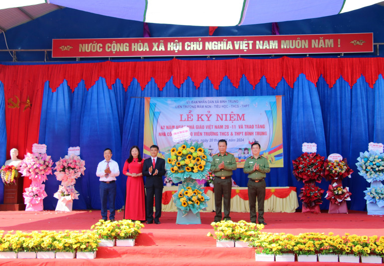 Lãnh đạo Công an tỉnh chúc mừng các thầy cô giáo. img-7474.jpg