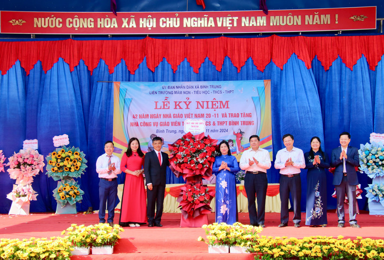 Các đồng chí lãnh đạo tỉnh tặng hoa chúc mừng các thầy cô giáo tại Bình Trung. img-7454.jpg