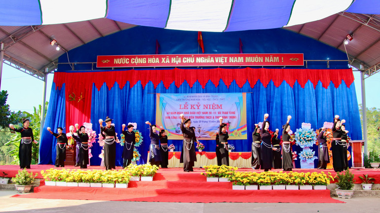 Biểu diễn các tiết mục văn nghệ. img-7418.jpg