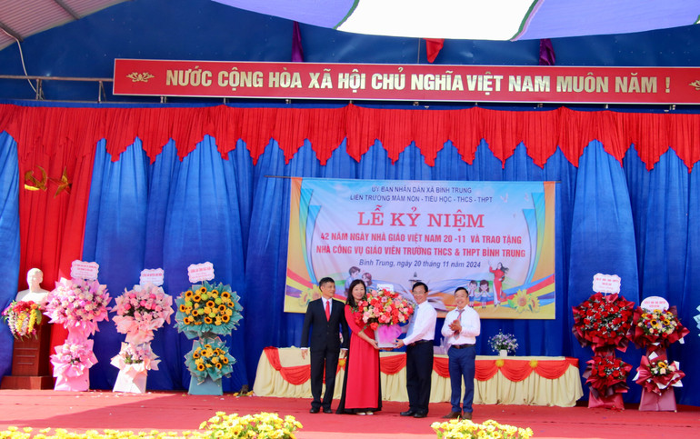 Giám đốc Sở Giáo dục và Đào tạo chúc mừng các thầy cô giáo ở Bình Trung. img-7470.jpg
