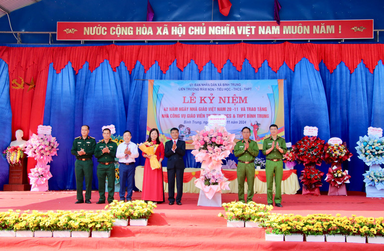 Lãnh đạo Công an huyện, Kho 380 chúc mừng các thầy cô giáo. img-7478.jpg