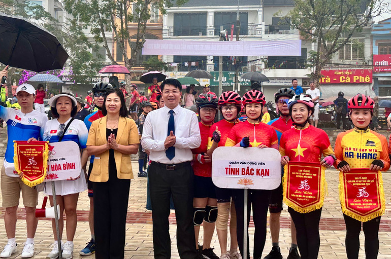 Trao cờ lưu niệm cho các đoàn VĐV. img-4273.jpg