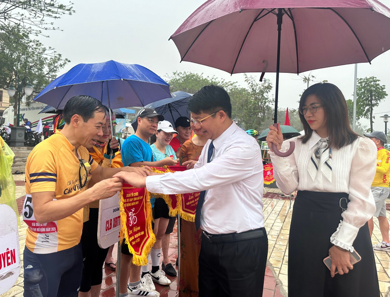 Đồng chí Nông Quang Nhất, Phó Chủ tịch UBND tỉnh trao cờ lưu niệm cho các đoàn VĐV tham gia. img-4261.jpg