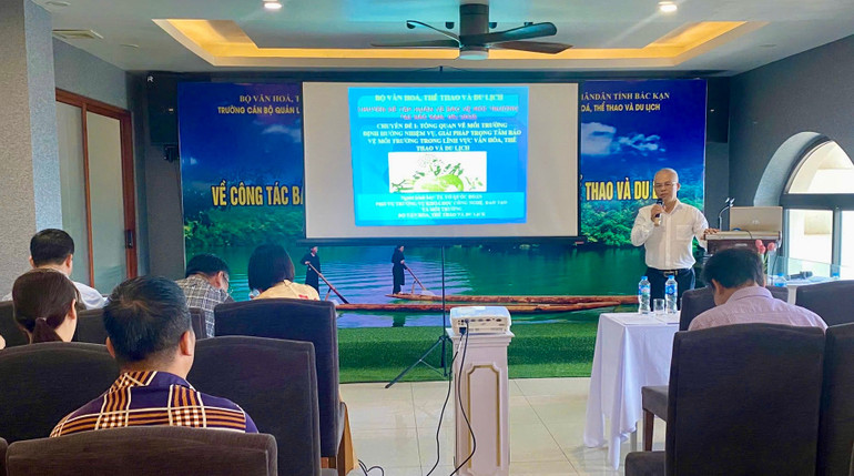 Ngay sau lễ khai giảng, Tiến sĩ Võ Quốc Đoàn, Phó Vụ trưởng Vụ Khoa học, Công nghệ, Đào tạo và Môi trường - Bộ Văn hóa, Thể thao và Du lịch đã giới thiệu chuyên đề Tổng quan về môi trường và một số phương hướng, giải pháp trọng tâm về bảo vệ môi trường trong lĩnh vực văn hóa, thể thao và du lịch. img-4696.jpg