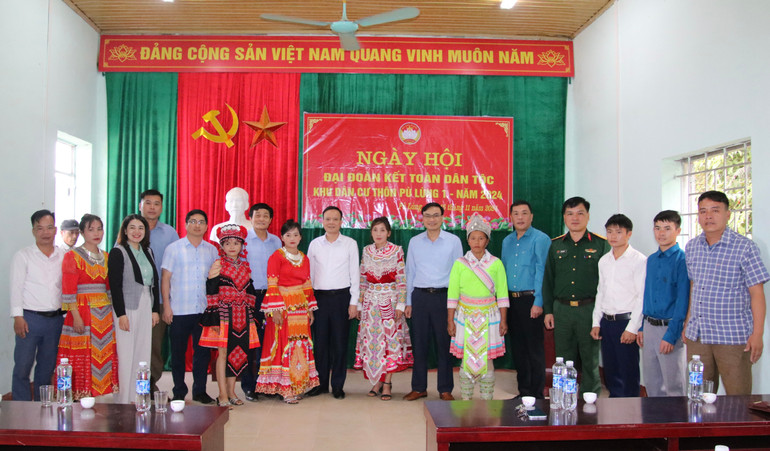 Đại biểu chụp ảnh lưu niệm cùng bà con nhân dân. img-7375.jpg