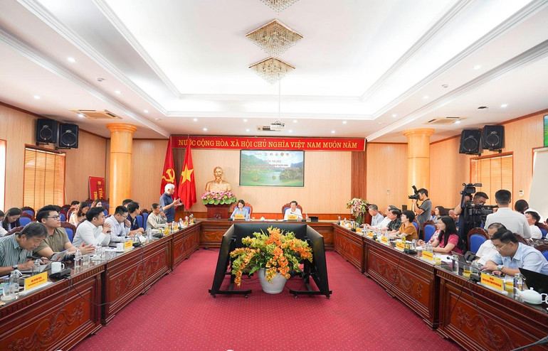 Nhà sử học Dương Trung Quốc chia sẻ tại Hội nghị. Ky ket 21.jpg