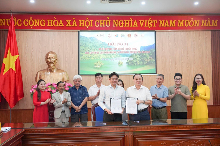 Ban Tổ chức Chương trình truyền thông Mẹ Việt Nam - Gia đình Việt Nam ký biên bản ghi nhớ hợp tác với Sở Công thương tỉnh Bắc Kạn. Ky ket 33.jpg