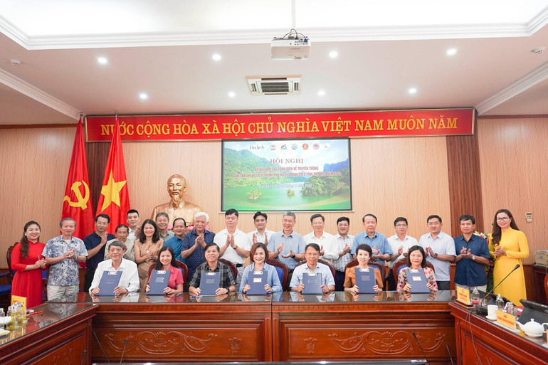 Tạp chí Du lịch thành phố Hồ Chí Minh ký kết biên bản hợp tác truyền thông với đại diện Sở Văn hóa, Thể thao và Du lịch 6 tỉnh Việt Bắc. Ký ket 22.jpg