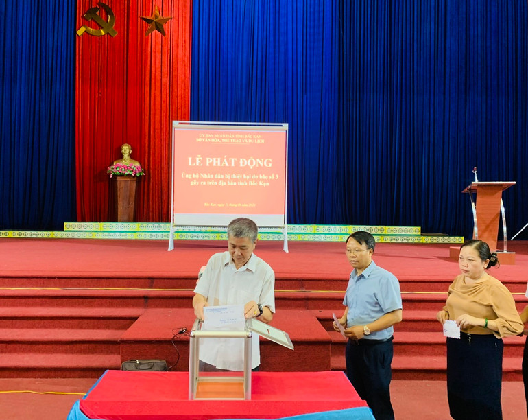 Lãnh đạo Sở Văn hóa, Thể thao và Du lịch tỉnh Bắc Kạn quyên góp giúp đỡ Nhân dân bị ảnh hưởng do bão số 3. Lãnh đạo Sở Văn hóa, Thể thao và Du lịch tỉnh Bắc Kạn quyên góp giúp đỡ Nhân dân bị ảnh hưởng do bão số 3.