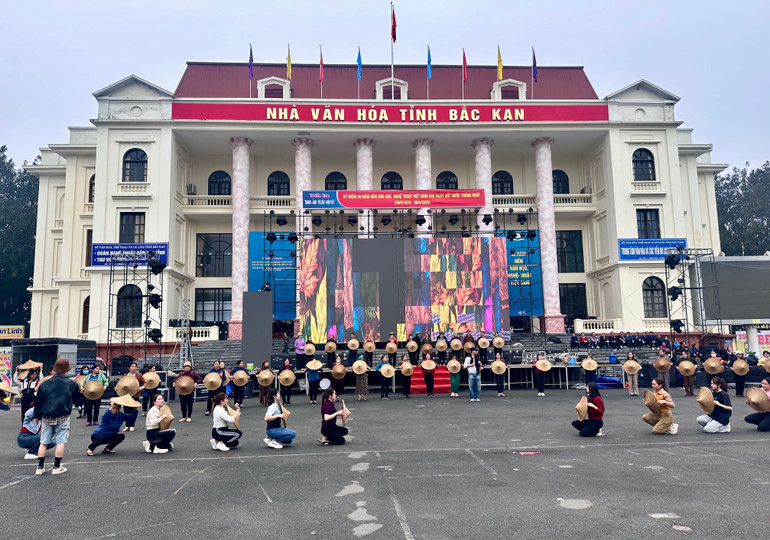 Hợp luyện tại sân Nhà Văn hóa tỉnh. img-1569.jpg