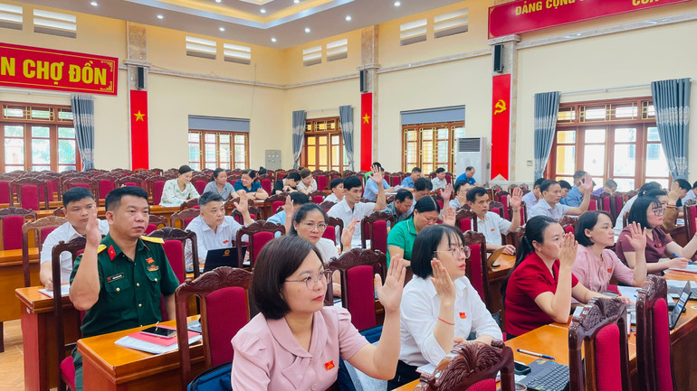 Đại biểu thông qua các nghị quyết. 63ca2c4abd536c9a79f17fdf0df2cda5.jpg