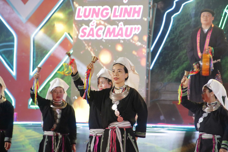 Trang phục truyền thống của bà con dân tộc Dao tiền. dan-toc-dao-tien.jpg