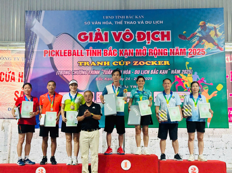 Trao giải đôi nam nữ trên 50 tuổi. 2-trao-giai.jpg