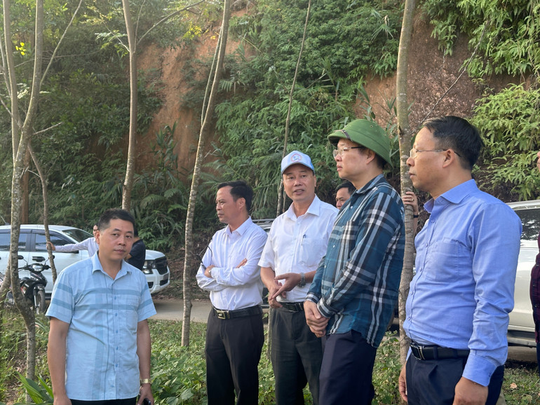 Đồng chí Đinh Quang Tuyên (người đứng thứ 2 từ phải sang) khảo sát tại hồ Tam Kha, thôn Nà Chào, xã Như Cố, dự kiến nơi đây sẽ kết hợp với Khuân Bang để mang đến cho du khách những tour trải nghiệm thú vị. img-5790.jpg