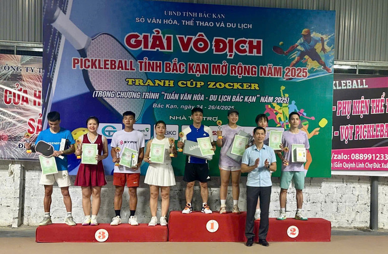 Trao giải đôi nam nữ. giai-3.jpg