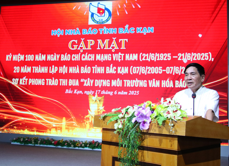 Ông Nguyễn Văn Lợi, Câu lạc bộ hội viên – nhà báo hưu trí chia sẻ về những kỷ niệm khi làm cộng tác viên với các tờ báo Trung ương và địa phương, sự thay đổi, lớn mạnh của báo chí Bắc Kạn từ khi tái lập tỉnh đến nay. img-0247.jpg