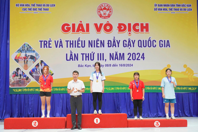 Trao giải cho hạng cân từ 53kg đến 56kg nữ. Nu 53.jpg