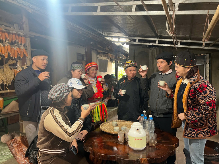 Rượu ngô Cọn Poỏng mang hương vị đặc trưng. img-7273.jpg