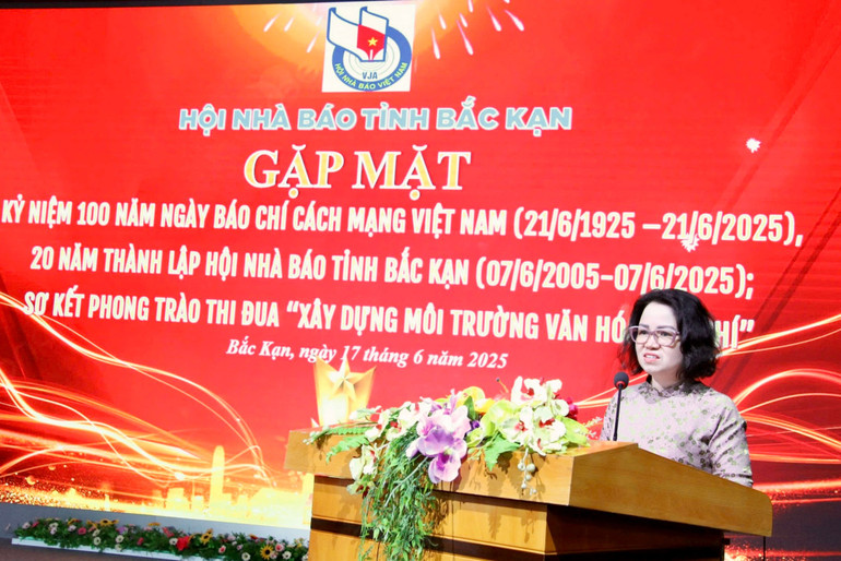 Nhà báo Hà Thị Ngần, Tổng Biên tập Báo Bắc Kạn chia sẻ về xây dựng môi trường văn hóa trong các cơ quan báo chí. img-5793.jpg